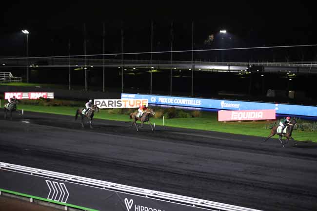 Photo d'arrivée de la course pmu PRIX DE COURTEILLES à PARIS-VINCENNES le Mardi 20 décembre 2022