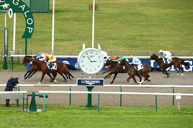 Photo d'arrivée de la course pmu PRIX DU CHATEAU DU HERON BLANC à CHANTILLY le Vendredi 23 décembre 2022