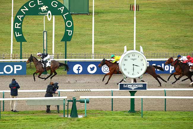 Photo d'arrivée de la course pmu PRIX DU CARREFOUR DES BOULEAUX à CHANTILLY le Vendredi 23 décembre 2022