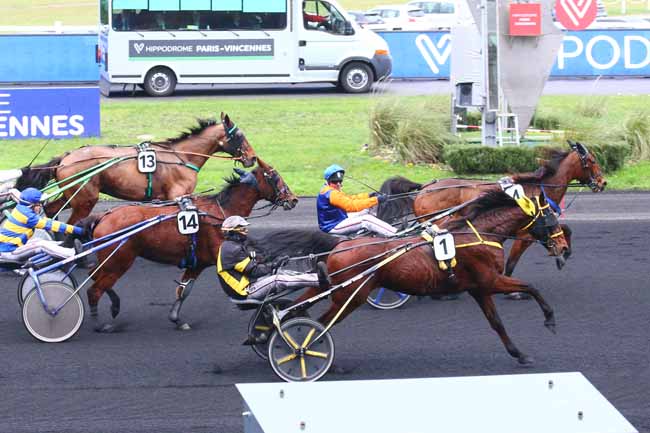 Photo d'arrivée de la course pmu PRIX DE STRASBOURG à PARIS-VINCENNES le Dimanche 25 décembre 2022