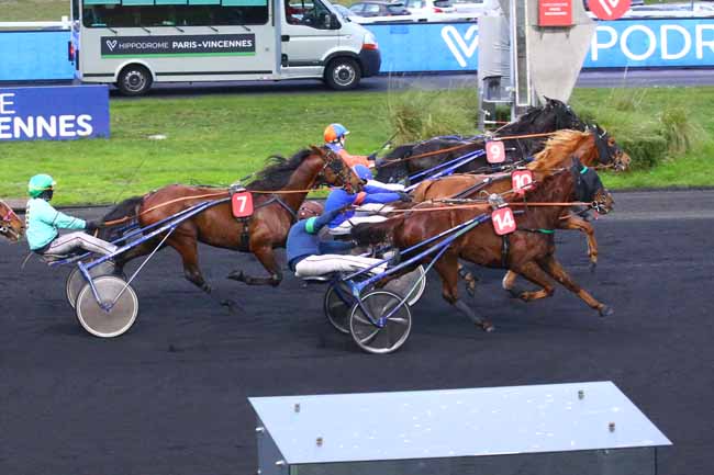 Photo d'arrivée de la course pmu PRIX DE JUVIGNAC à PARIS-VINCENNES le Dimanche 25 décembre 2022