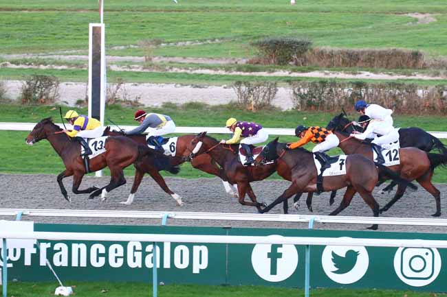 Photo d'arrivée de la course pmu PRIX DE L'AUBERGE MOISY à DEAUVILLE le Lundi 26 décembre 2022