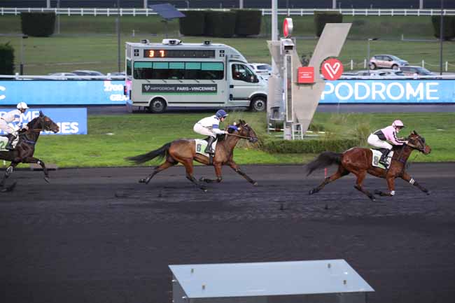Photo d'arrivée de la course pmu PRIX D'ISPAGNAC à PARIS-VINCENNES le Mardi 27 décembre 2022
