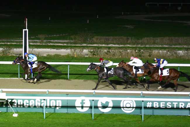 Photo d'arrivée de la course pmu PRIX DE LA PISCINE OLYMPIQUE à DEAUVILLE le Jeudi 29 décembre 2022