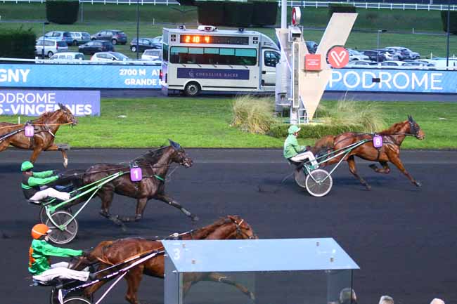 Photo d'arrivée de la course pmu PRIX D'ETREPAGNY à PARIS-VINCENNES le Dimanche 8 janvier 2023