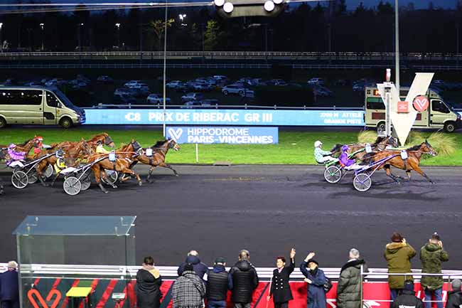 Photo d'arrivée de la course pmu PRIX DE RIBERAC à PARIS-VINCENNES le Dimanche 15 janvier 2023