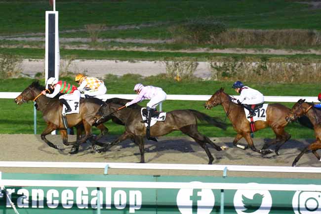 Photo d'arrivée de la course pmu PRIX DES CIMETIERES DORMANTS à DEAUVILLE le Vendredi 27 janvier 2023