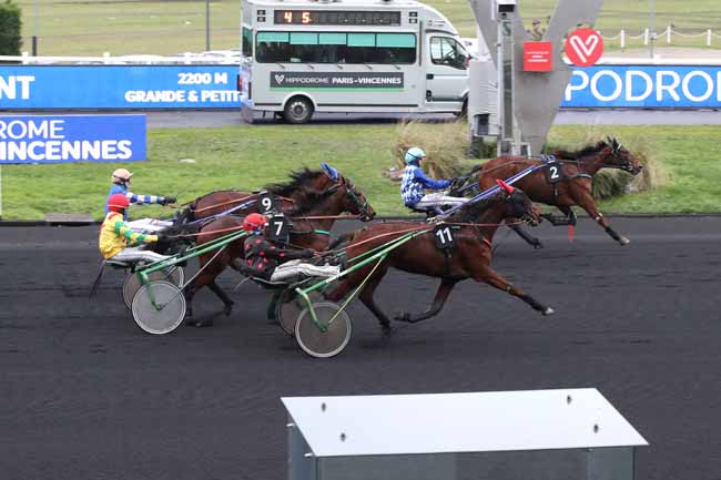 Photo d'arrivée de la course pmu PRIX DE CHATEAUBRIANT à PARIS-VINCENNES le Lundi 30 janvier 2023