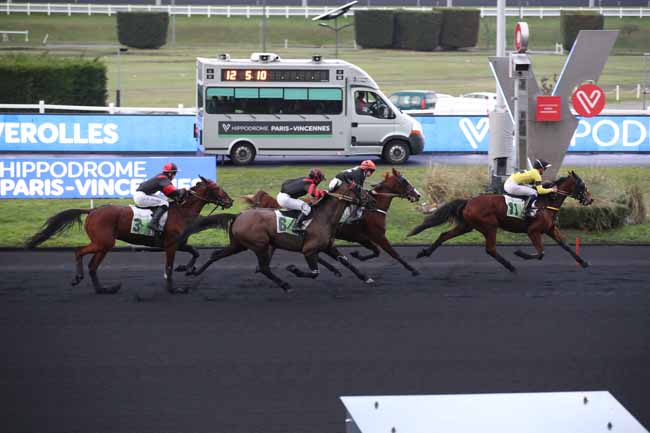 Photo d'arrivée de la course pmu PRIX DE FAVEROLLES à PARIS-VINCENNES le Lundi 30 janvier 2023