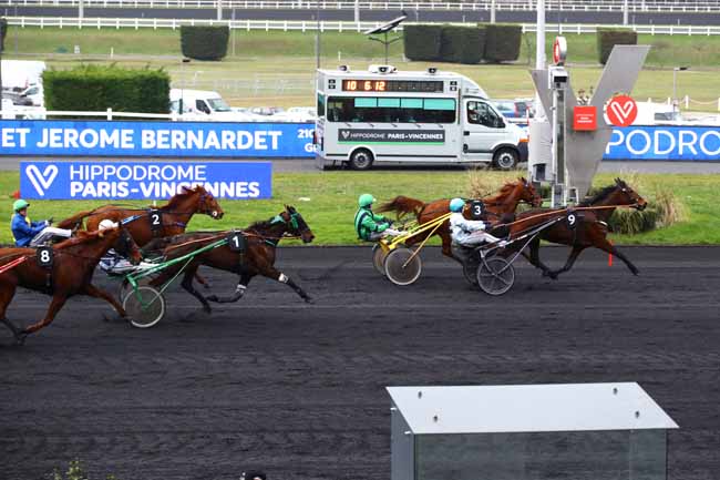 Photo d'arrivée de la course pmu PRIX MAURICE ET JEROME BERNARDET (PRIX D'ANET) à PARIS-VINCENNES le Vendredi 10 février 2023