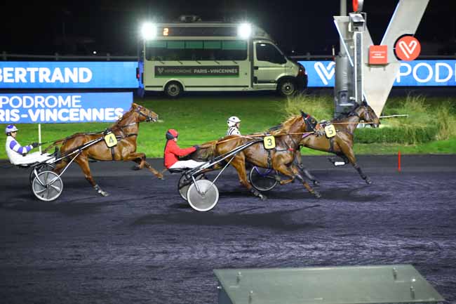 Photo d'arrivée de la course pmu PRIX JEAN-PAUL BERTRAND (PRIX DE BOURGES) à PARIS-VINCENNES le Vendredi 10 février 2023