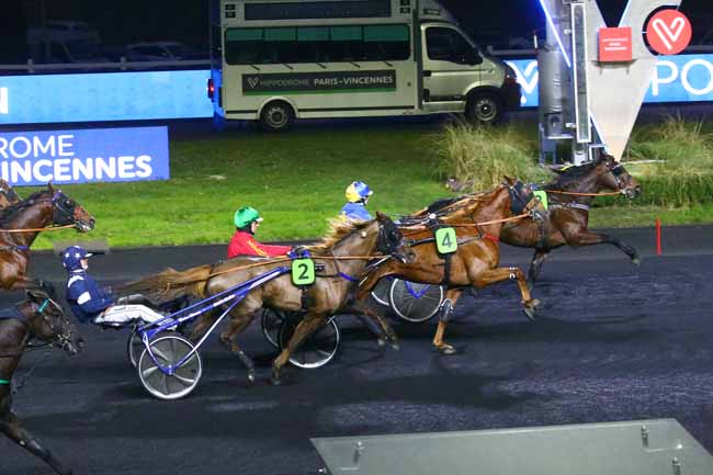 Photo d'arrivée de la course pmu PRIX DE GRIGNAN à PARIS-VINCENNES le Samedi 11 février 2023