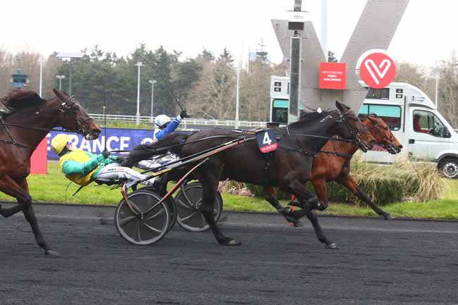 Photo d'arrivée de la course pmu PRIX D'AMERIQUE RACES ZETURF - PRIX DE FRANCE à PARIS-VINCENNES le Dimanche 12 février 2023