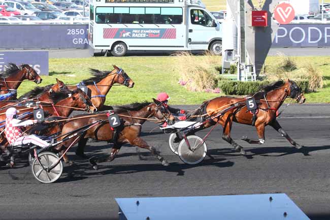 Photo d'arrivée de la course pmu PRIX JACQUES MOREAU à PARIS-VINCENNES le Dimanche 26 février 2023