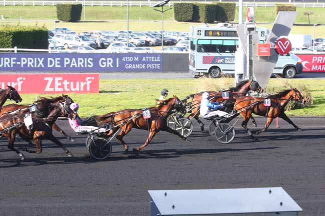 Photo d'arrivée de la course pmu PRIX D'AMERIQUE RACES ZETURF - PRIX DE PARIS à PARIS-VINCENNES le Dimanche 26 février 2023