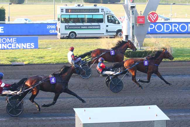 Photo d'arrivée de la course pmu PRIX DE LUNEVILLE à PARIS-VINCENNES le Jeudi 2 mars 2023