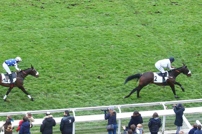 Photo d'arrivée de la course pmu PRIX UNIVERS II à AUTEUIL le Dimanche 5 mars 2023