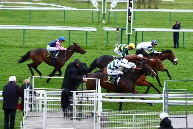 Photo d'arrivée de la course pmu PRIX DE SOISSONS à COMPIEGNE le Dimanche 12 mars 2023