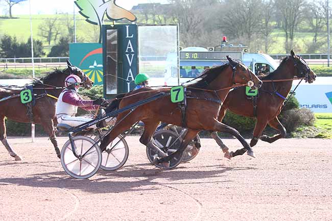 Photo d'arrivée de la course pmu PRIX DE LA FEDERATION ANJOU-MAINE CENTRE à LAVAL le Mardi 14 mars 2023