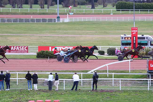 Photo d'arrivée de la course pmu PRIX DE GAGNY à ENGHIEN le Vendredi 17 mars 2023