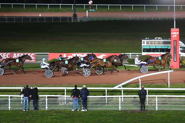 Photo d'arrivée de la course pmu PRIX DE PIERREFORT à ENGHIEN le Vendredi 17 mars 2023