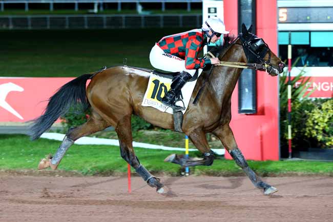 Photo d'arrivée de la course pmu PRIX DU PONT DE BIR-HAKEIM à ENGHIEN le Mardi 21 mars 2023