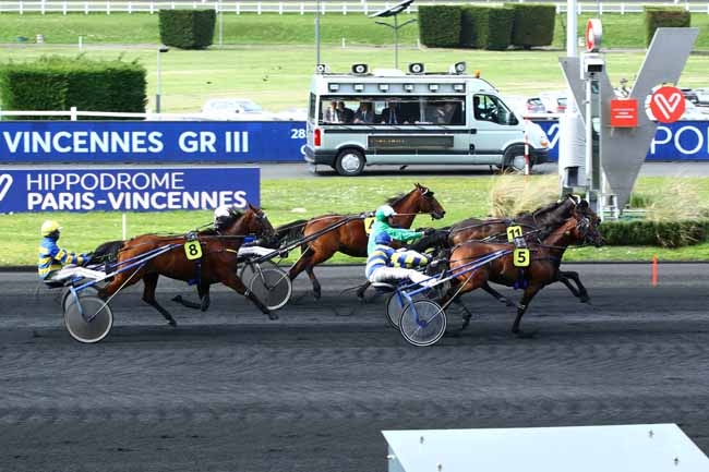 Photo d'arrivée de la course pmu PRIX DU BOIS DE VINCENNES à PARIS-VINCENNES le Samedi 25 mars 2023