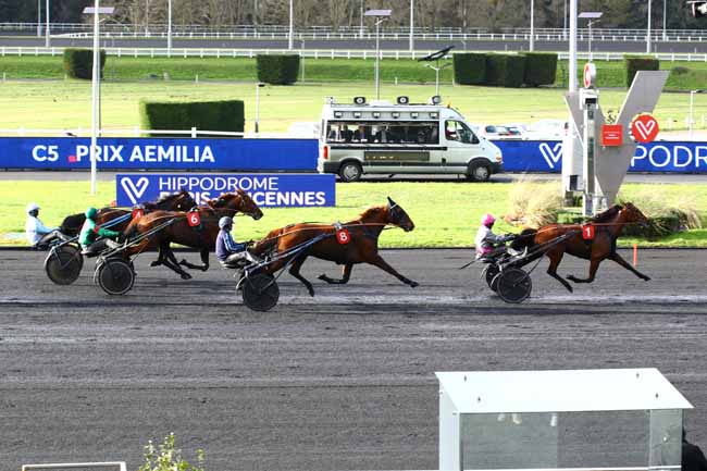 Photo d'arrivée de la course pmu PRIX AEMILIA à PARIS-VINCENNES le Vendredi 31 mars 2023