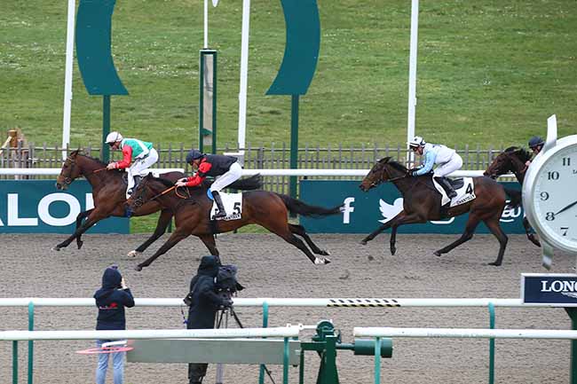 Photo d'arrivée de la course pmu PRIX DE LA FOSSE AUX CERFS à CHANTILLY le Vendredi 31 mars 2023