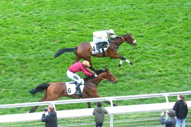 Photo d'arrivée de la course pmu PRIX VIRELAN à AUTEUIL le Dimanche 2 avril 2023