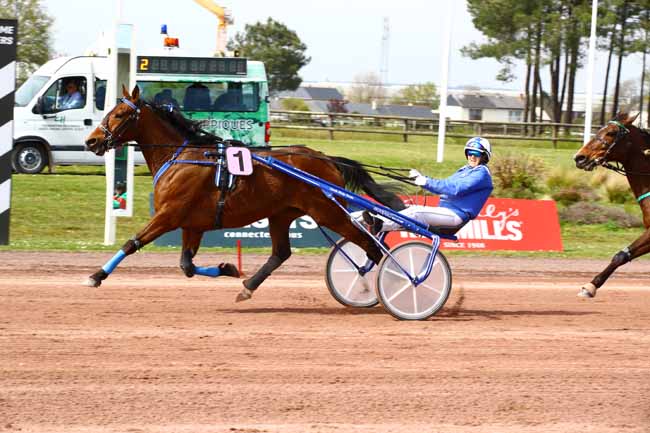 Photo d'arrivée de la course pmu PRIX INTERMEDE à ANGERS le Mercredi 5 avril 2023