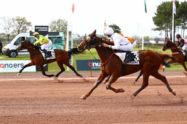 Photo d'arrivée de la course pmu PRIX NERIC BARBES à ANGERS le Mercredi 5 avril 2023