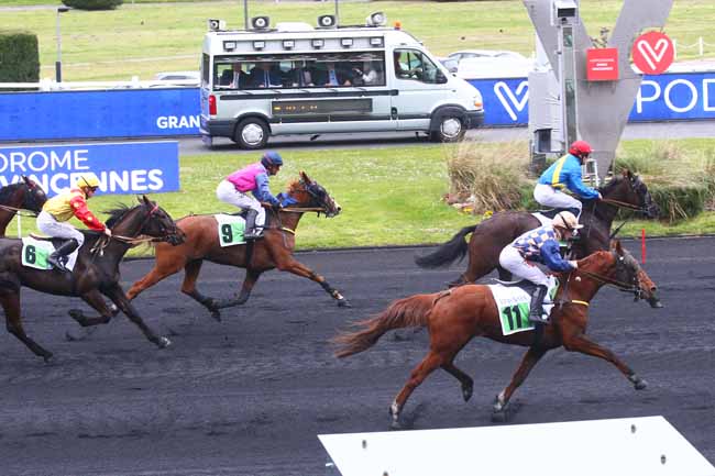 Photo d'arrivée de la course pmu PRIX COELESTINA à PARIS-VINCENNES le Mardi 11 avril 2023