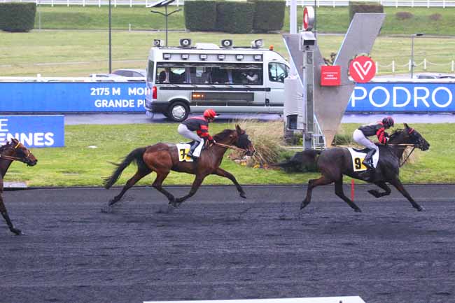 Photo d'arrivée de la course pmu PRIX AETHRA à PARIS-VINCENNES le Mardi 11 avril 2023