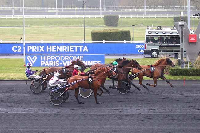 Photo d'arrivée de la course pmu PRIX HENRIETTA à PARIS-VINCENNES le Vendredi 14 avril 2023