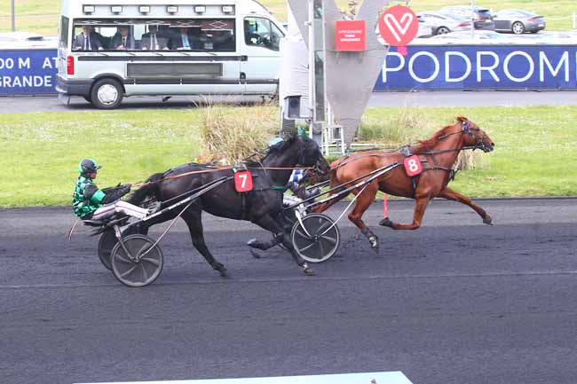 Photo d'arrivée de la course pmu PRIX DE FAULQUEMONT à PARIS-VINCENNES le Samedi 15 avril 2023