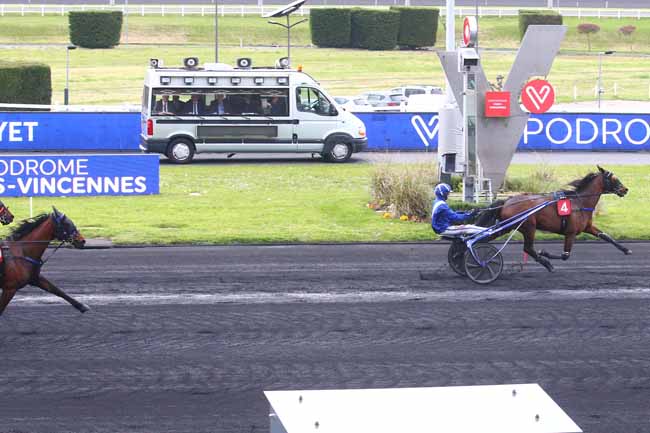 Photo d'arrivée de la course pmu PRIX RENE GAYET à PARIS-VINCENNES le Mardi 25 avril 2023