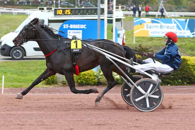 Photo d'arrivée de la course pmu 4EME ETAPE DU GRAND NATIONAL DU TROT à SAINT BRIEUC le Mercredi 26 avril 2023