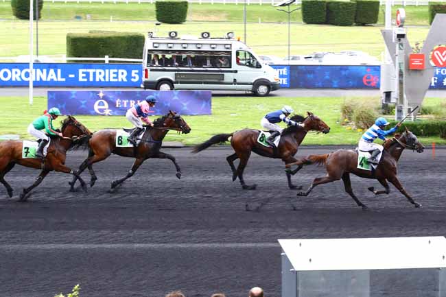 Photo d'arrivée de la course pmu PRIX LOUIS FORCINAL - ETRIER 5 ANS Q1 à PARIS-VINCENNES le Vendredi 28 avril 2023