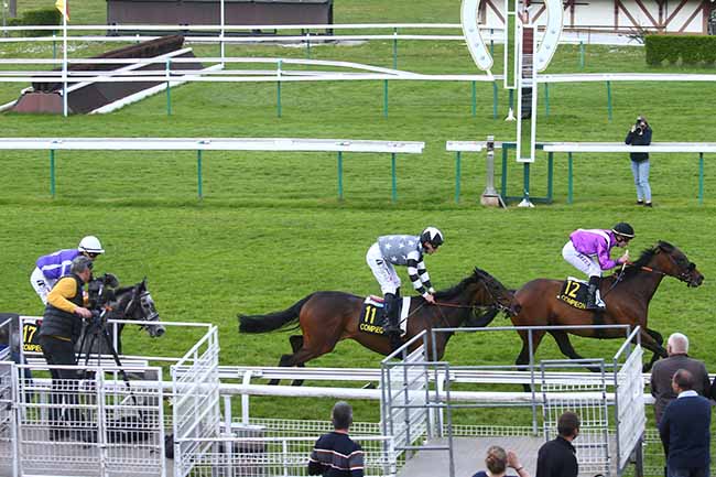 Photo d'arrivée de la course pmu PRIX DES RUINES DE CHAMPLIEU à COMPIEGNE le Mardi 2 mai 2023