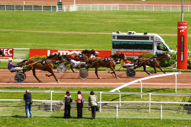 Photo d'arrivée de la course pmu PRIX DE MALBO à ENGHIEN le Jeudi 4 mai 2023