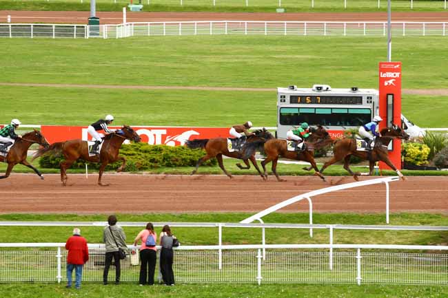 Photo d'arrivée de la course pmu PRIX DE MAUBEUGE à ENGHIEN le Jeudi 4 mai 2023