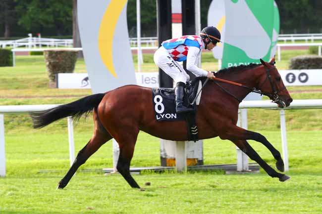 Photo d'arrivée de la course pmu LES SAMEDIS A PARILLY (PRIX DU PARC DE LA TETE D'OR) à LYON PARILLY le Lundi 8 mai 2023