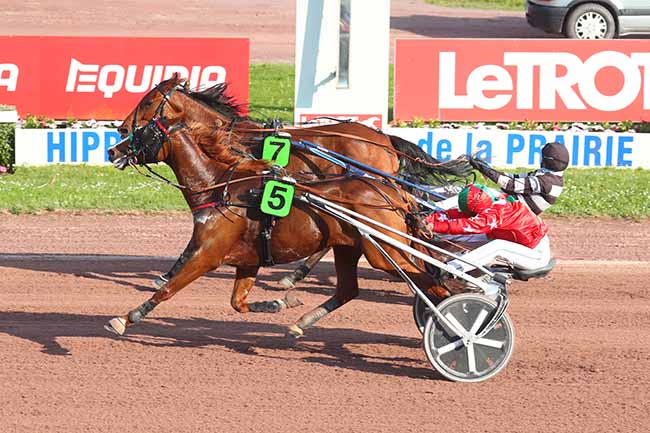 Photo d'arrivée de la course pmu PRIX LIBERTE LE BONHOMME LIBRE à CAEN le Samedi 13 mai 2023