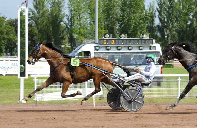 Photo d'arrivée de la course pmu PRIX DE SAINT-PONT à VICHY le Lundi 15 mai 2023