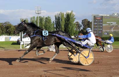 Photo d'arrivée de la course pmu PRIX D'AULNAT à VICHY le Lundi 15 mai 2023