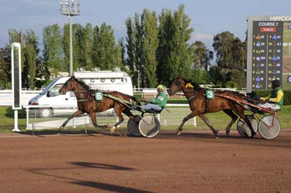 Photo d'arrivée de la course pmu PRIX DU DAUPHINE à VICHY le Lundi 15 mai 2023