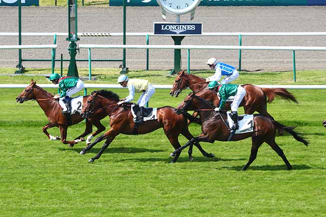 Photo d'arrivée de la course pmu PRIX DE LA BERLINE DU DUC BOURBON à CHANTILLY le Vendredi 19 mai 2023