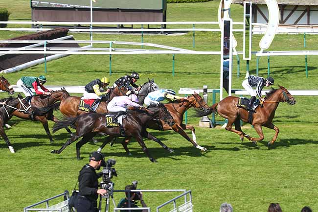 Photo d'arrivée de la course pmu PRIX DE SAINTE-PERINE à COMPIEGNE le Vendredi 26 mai 2023
