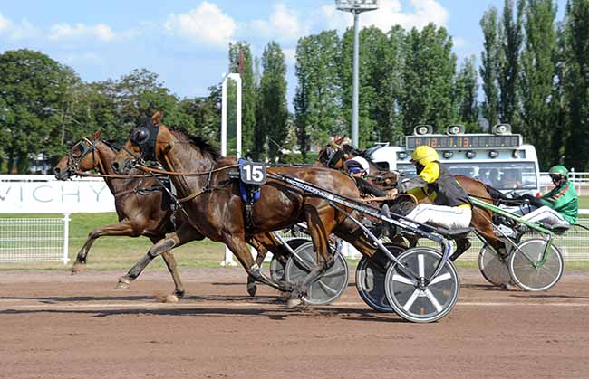Photo d'arrivée de la course pmu PRIX DE DORNES à VICHY le Lundi 5 juin 2023